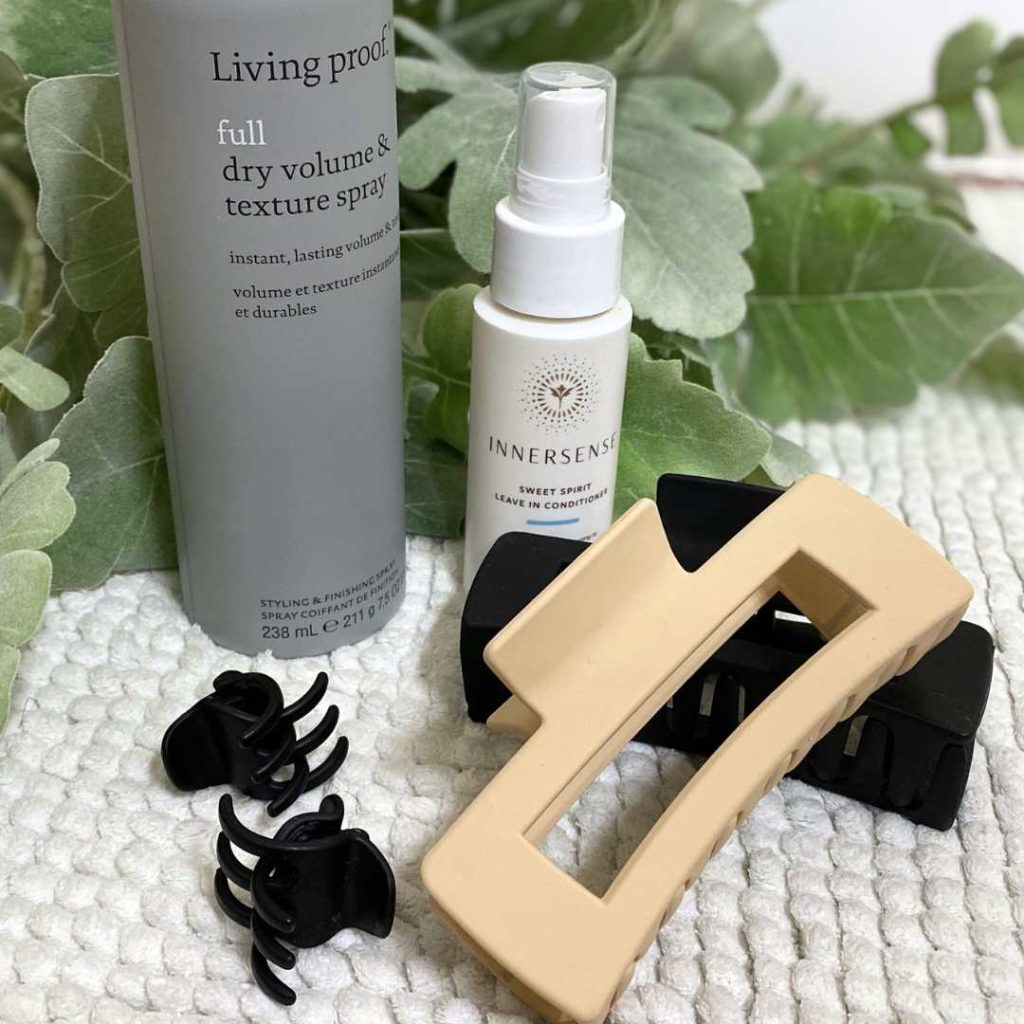 The sporty claw clip duo in ivory and black.